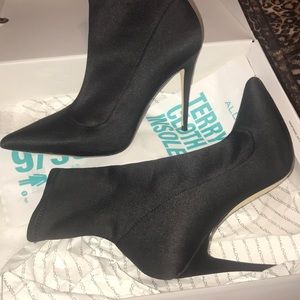 Pointy silk black heels